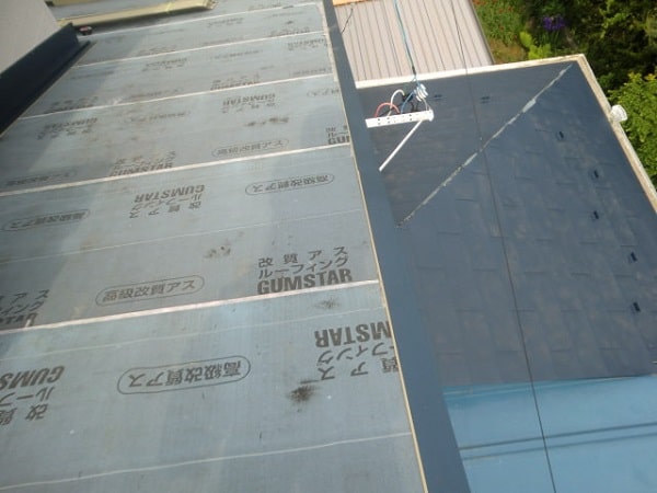 豊田市　屋根工事　屋根葺き替え工事　瓦屋根からガルバリウム鋼板へ (1)-min