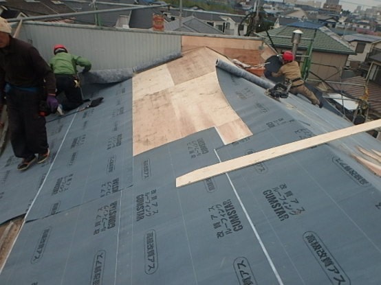 豊田市　屋根工事　屋根葺き替え工事の工程　瓦屋根からガルバリウム鋼板に (2)-min