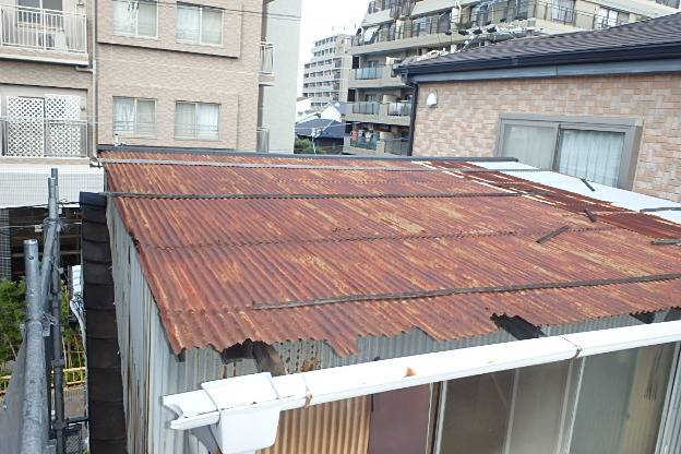 豊田市　屋根工事　波板張り替え　錆びた屋根を放置するのは危険です! (2)-min
