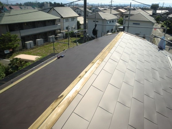 豊田市　屋根工事　屋根葺き替え工事　貫板、棟板金を取り付け　完工 (3)-min