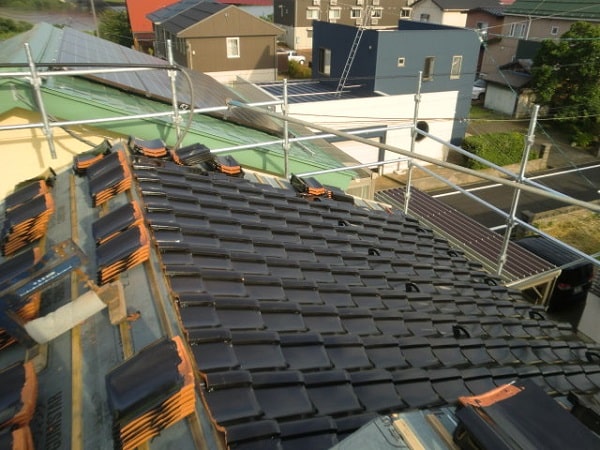 豊田市　屋根工事　屋根葺き替え工事　古い瓦屋根を新しい和形瓦へ (1)-min