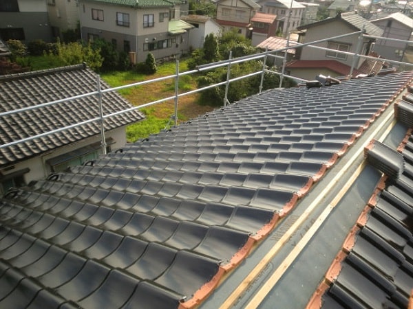豊田市　屋根工事　屋根葺き替え工事　古い瓦屋根を新しい和形瓦へ (2)-min
