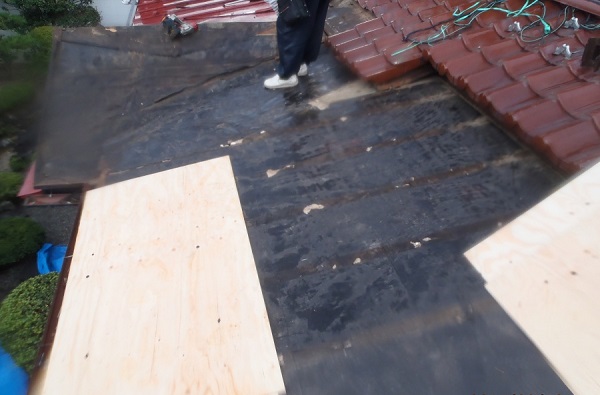 豊田市　屋根工事　雨押さえが施工されていない事が原因での雨漏り　野地板張りまで (2)