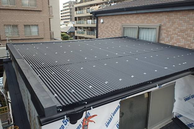 豊田市　屋根工事　波板張り替え　錆びた屋根を放置するのは危険です! (1)-min